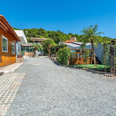 Вилла Residencial Com Piscina Possui Jacuzzi Aquecida Com Hidromassagem Бомбиньяс Экстерьер фото