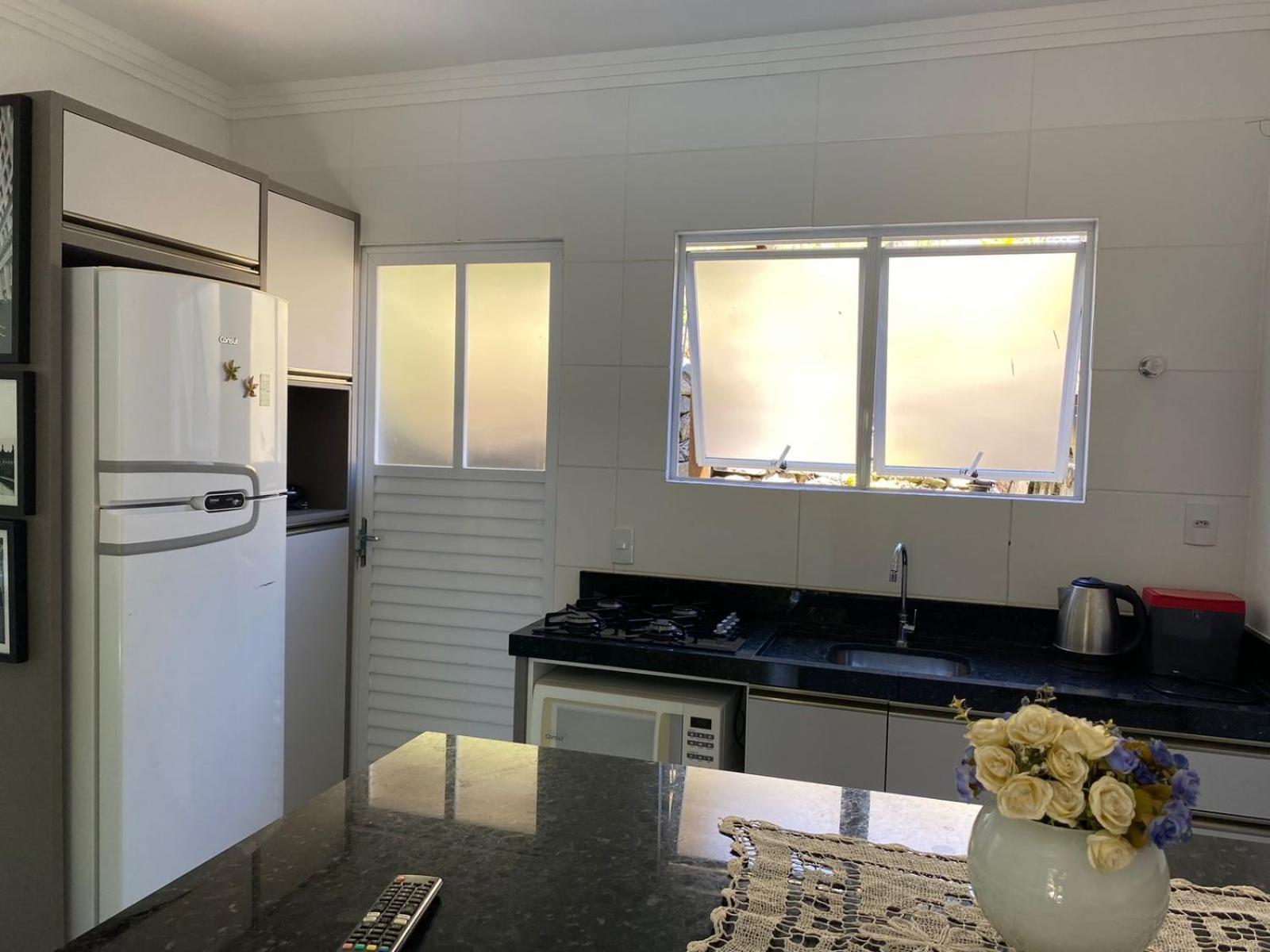 Вилла Residencial Com Piscina Possui Jacuzzi Aquecida Com Hidromassagem Бомбиньяс Экстерьер фото