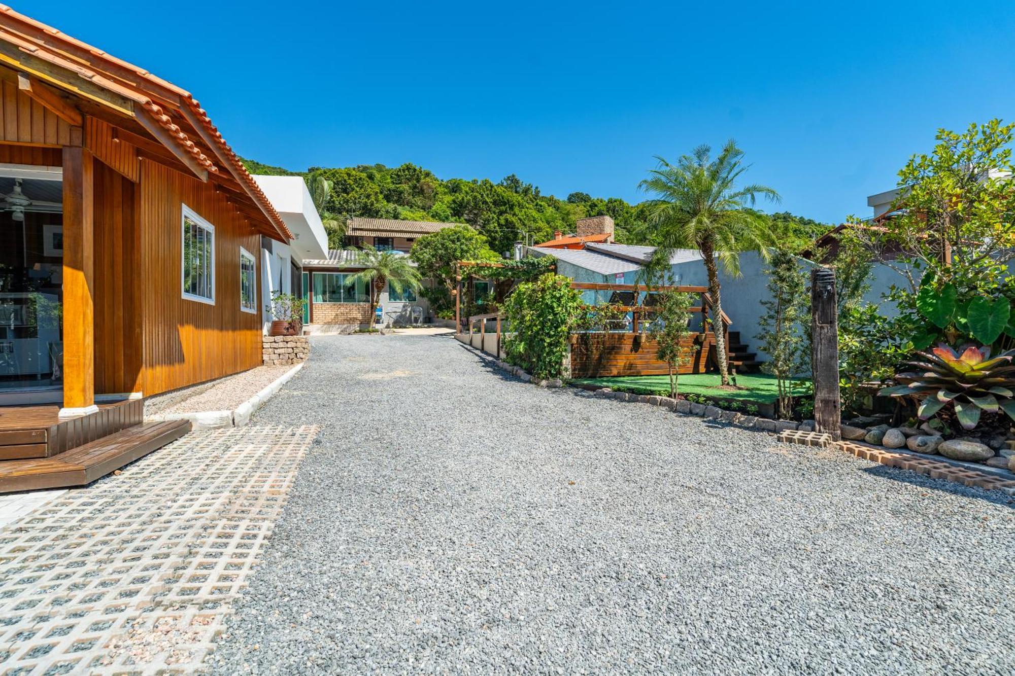 Вилла Residencial Com Piscina Possui Jacuzzi Aquecida Com Hidromassagem Бомбиньяс Экстерьер фото
