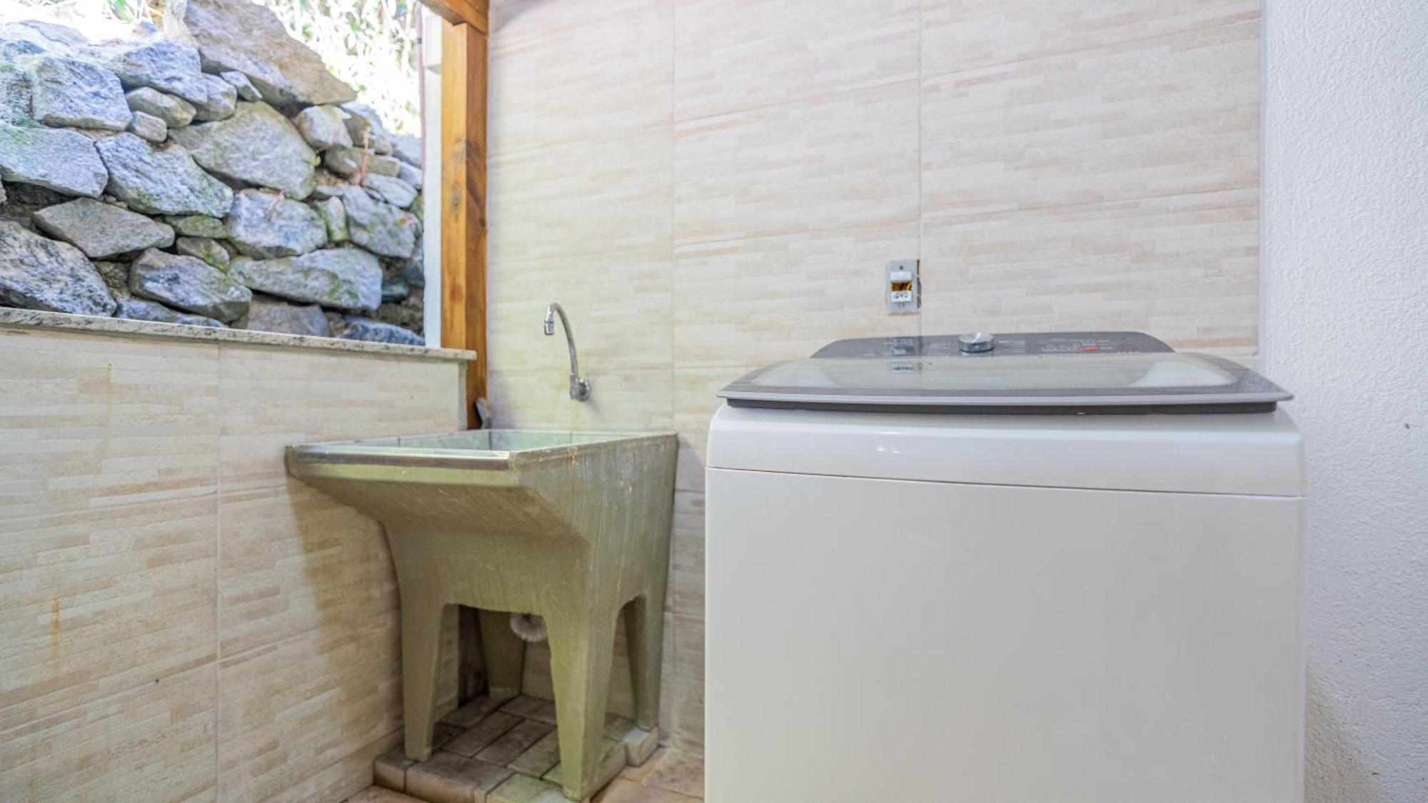 Вилла Residencial Com Piscina Possui Jacuzzi Aquecida Com Hidromassagem Бомбиньяс Экстерьер фото