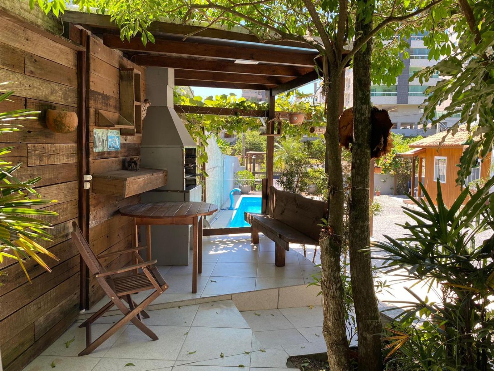 Вилла Residencial Com Piscina Possui Jacuzzi Aquecida Com Hidromassagem Бомбиньяс Экстерьер фото