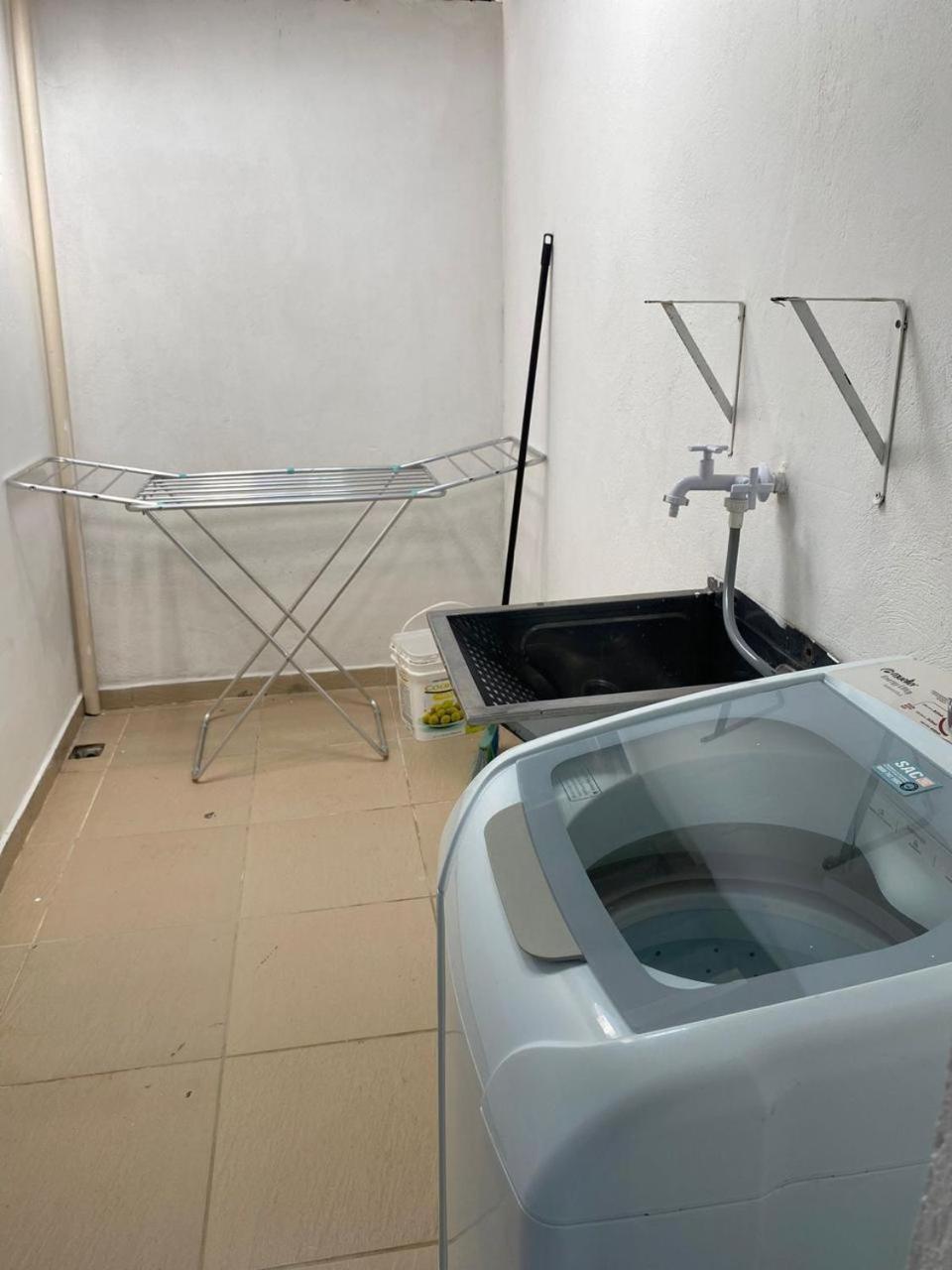 Вилла Residencial Com Piscina Possui Jacuzzi Aquecida Com Hidromassagem Бомбиньяс Экстерьер фото