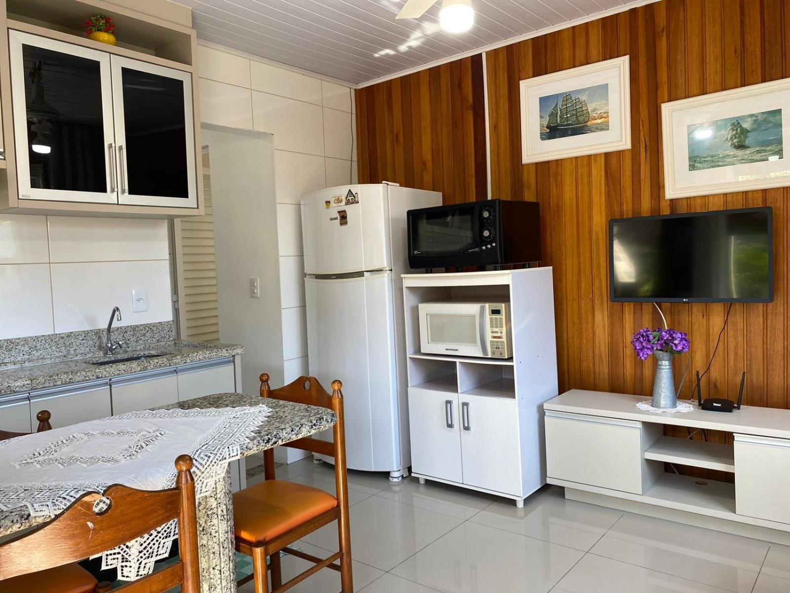 Вилла Residencial Com Piscina Possui Jacuzzi Aquecida Com Hidromassagem Бомбиньяс Экстерьер фото