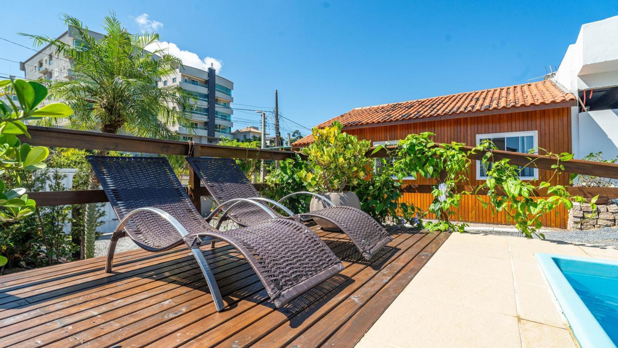 Вилла Residencial Com Piscina Possui Jacuzzi Aquecida Com Hidromassagem Бомбиньяс Экстерьер фото