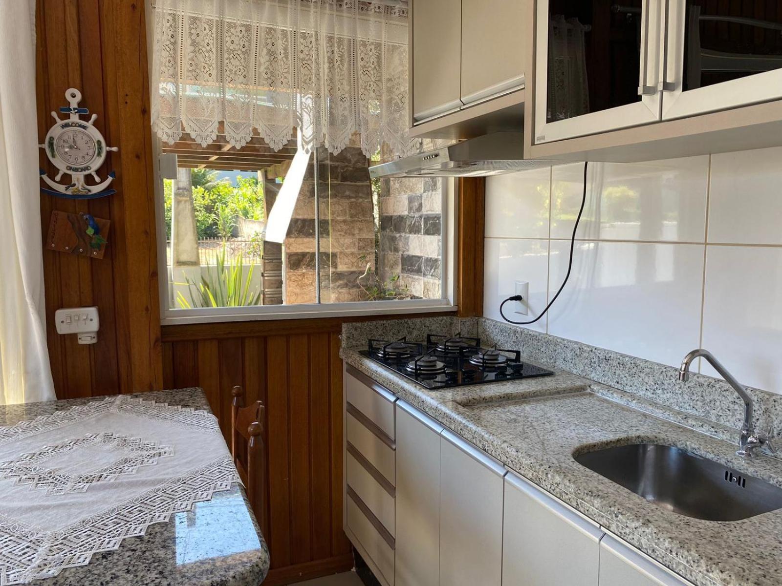 Вилла Residencial Com Piscina Possui Jacuzzi Aquecida Com Hidromassagem Бомбиньяс Экстерьер фото