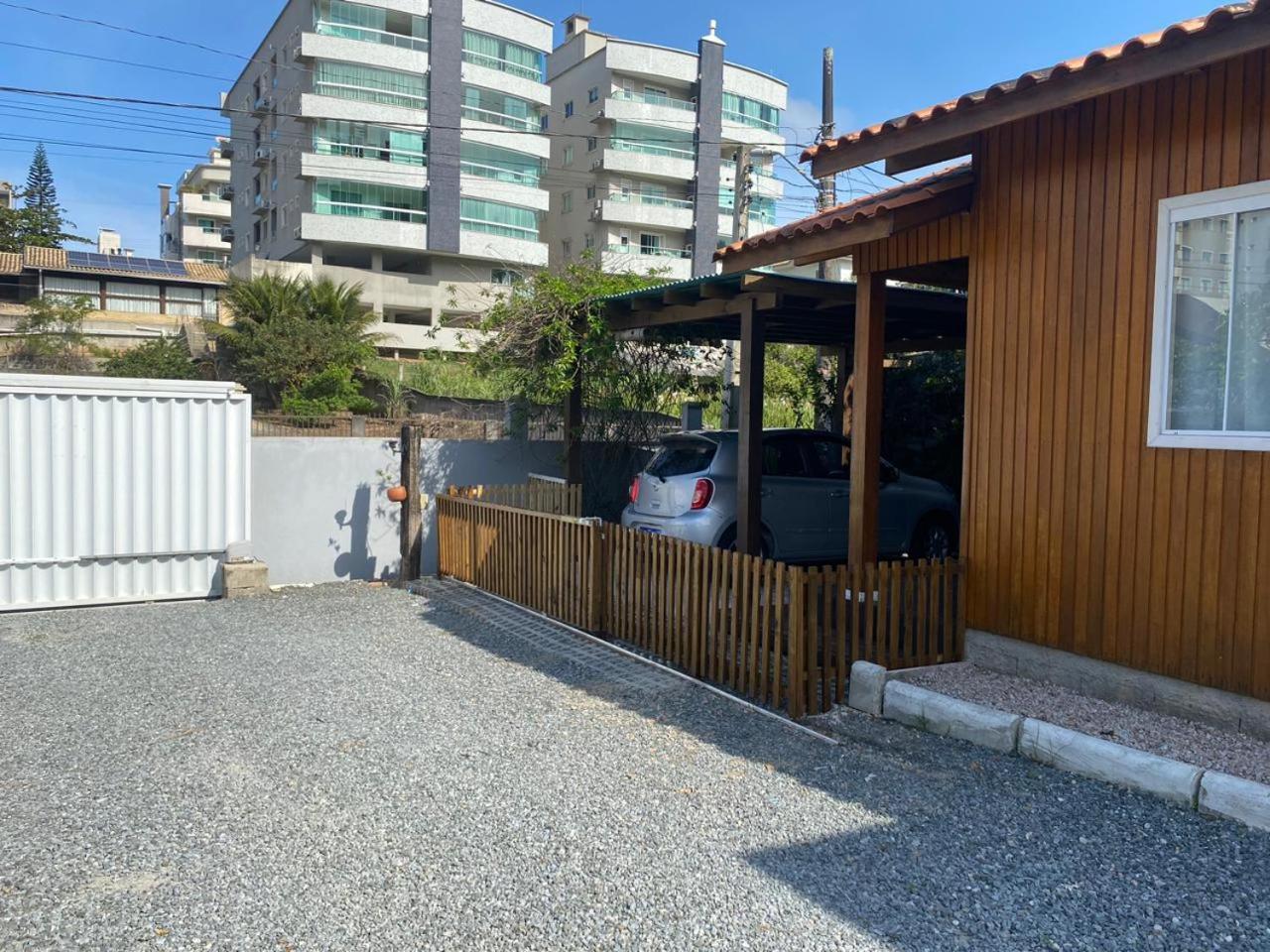 Вилла Residencial Com Piscina Possui Jacuzzi Aquecida Com Hidromassagem Бомбиньяс Экстерьер фото