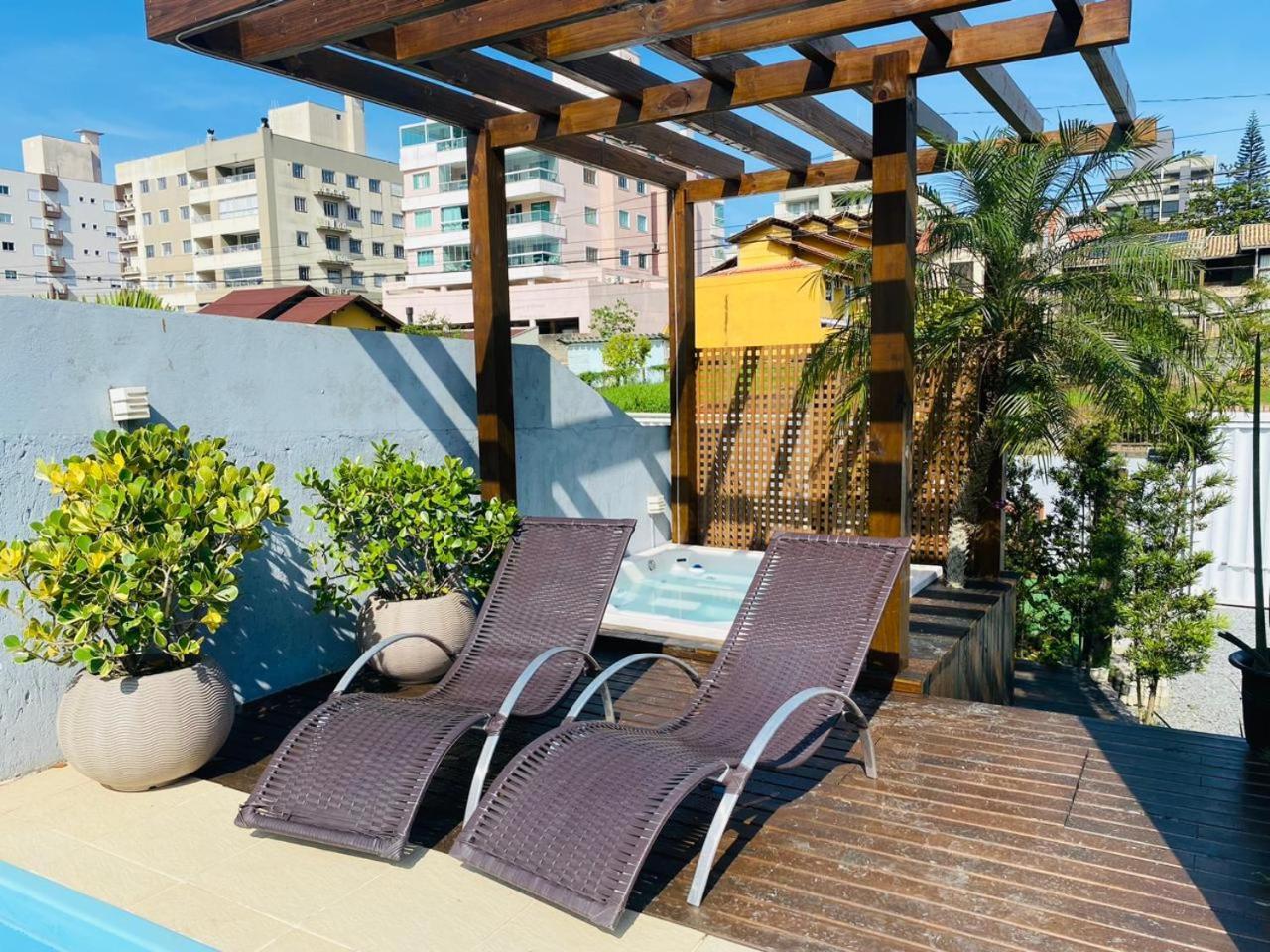 Вилла Residencial Com Piscina Possui Jacuzzi Aquecida Com Hidromassagem Бомбиньяс Экстерьер фото