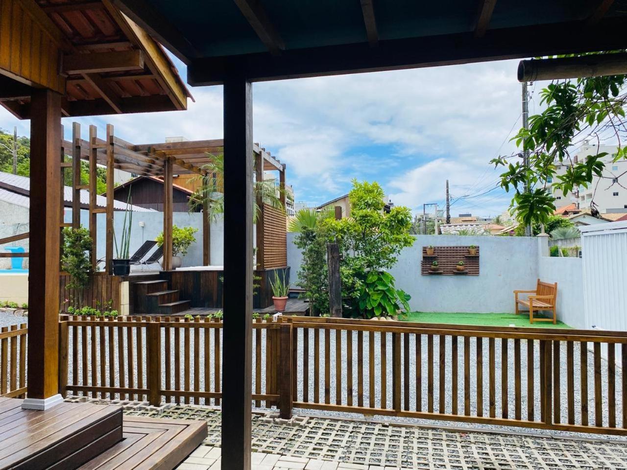 Вилла Residencial Com Piscina Possui Jacuzzi Aquecida Com Hidromassagem Бомбиньяс Экстерьер фото
