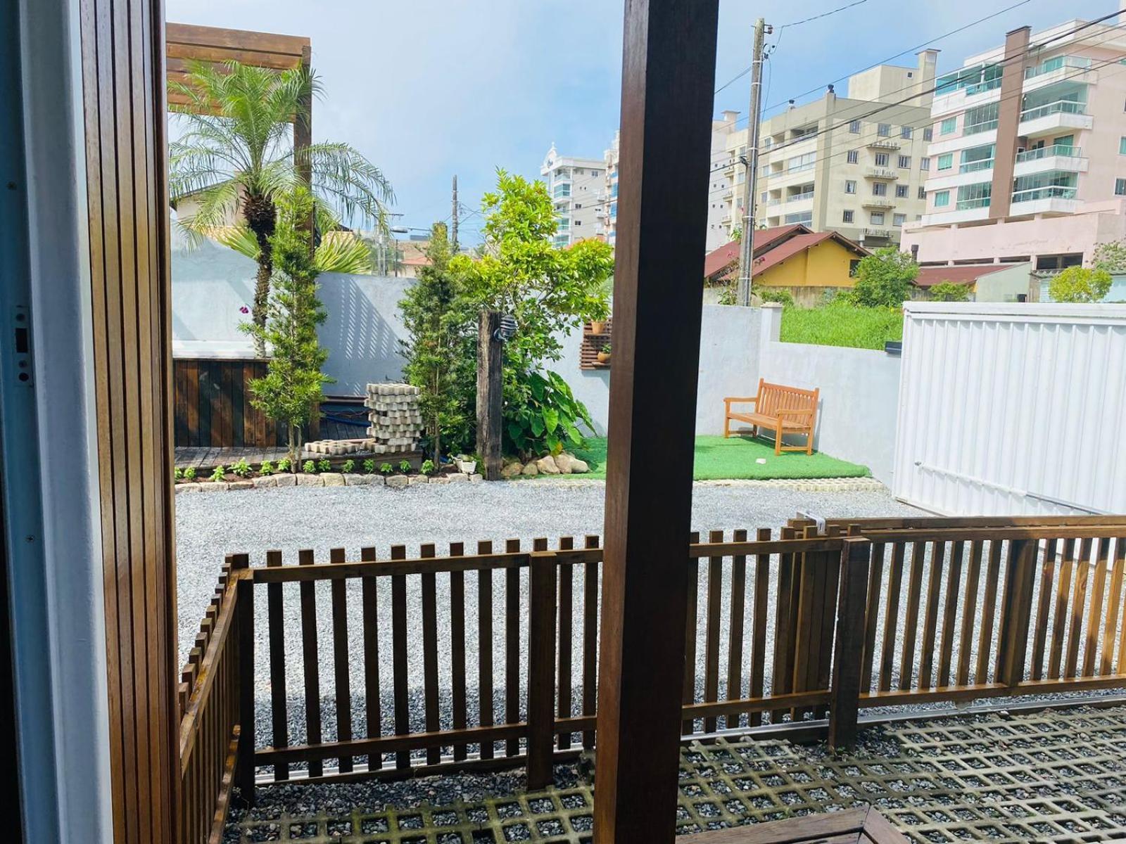Вилла Residencial Com Piscina Possui Jacuzzi Aquecida Com Hidromassagem Бомбиньяс Экстерьер фото
