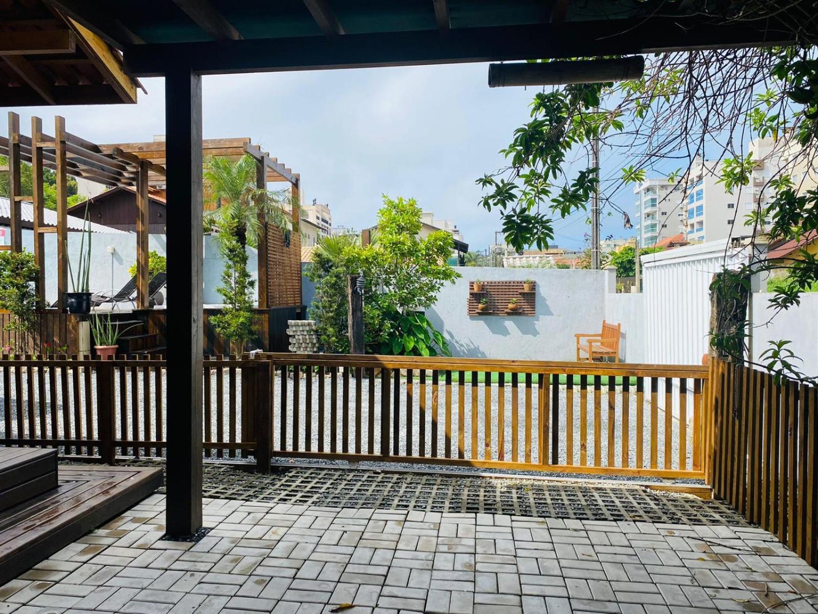 Вилла Residencial Com Piscina Possui Jacuzzi Aquecida Com Hidromassagem Бомбиньяс Экстерьер фото