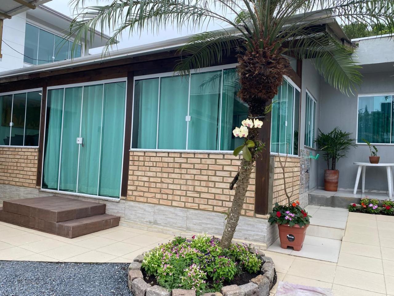 Вилла Residencial Com Piscina Possui Jacuzzi Aquecida Com Hidromassagem Бомбиньяс Экстерьер фото