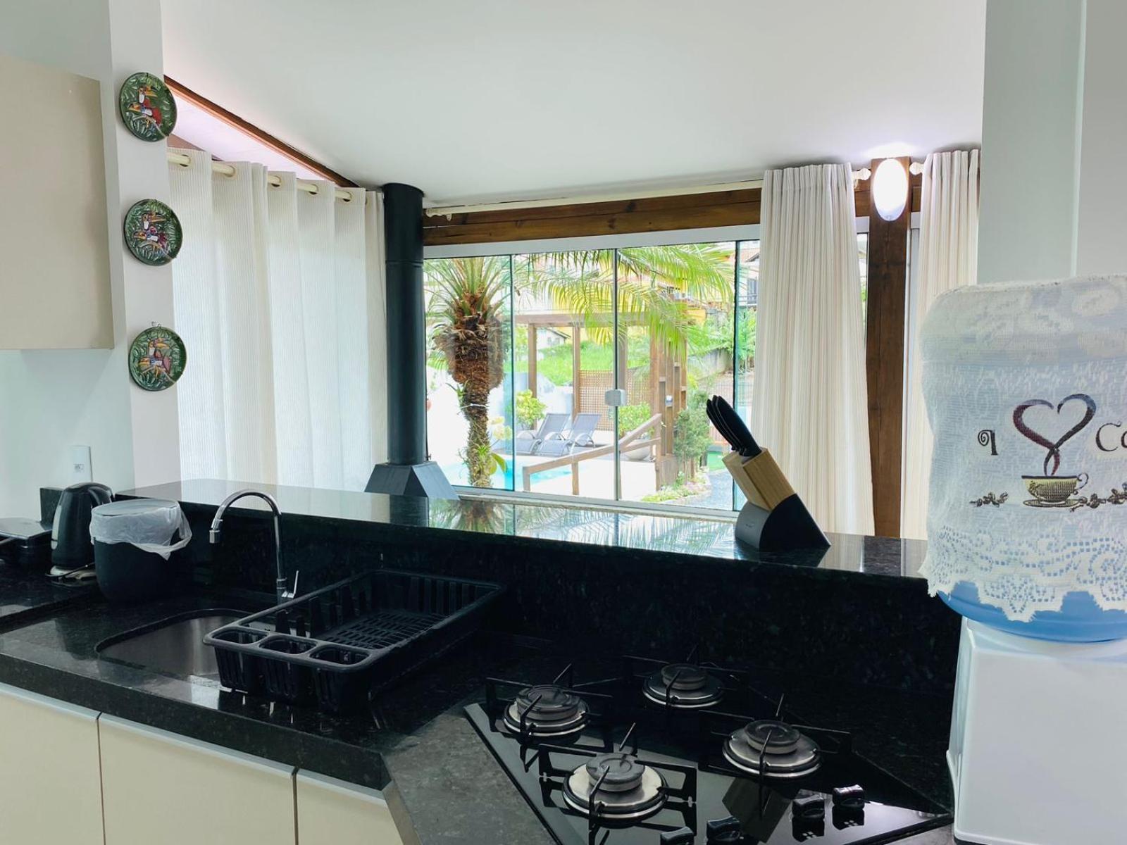 Вилла Residencial Com Piscina Possui Jacuzzi Aquecida Com Hidromassagem Бомбиньяс Экстерьер фото