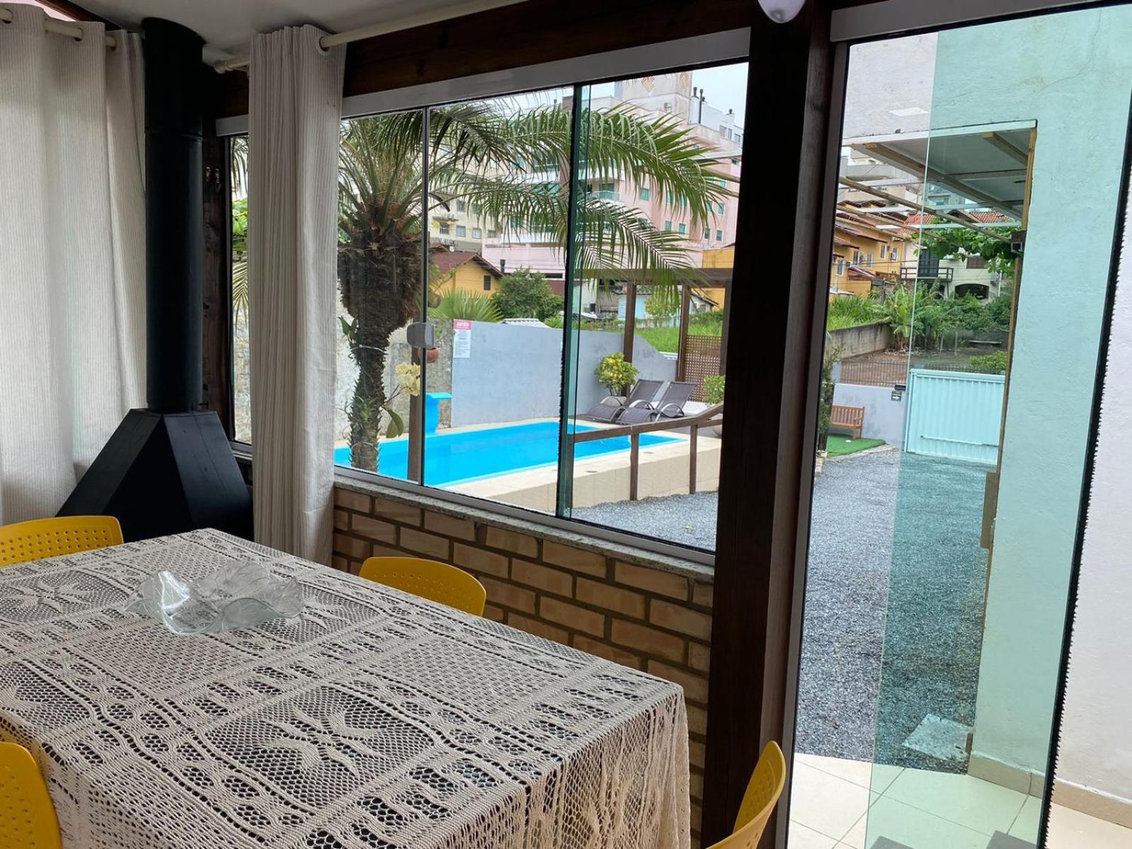 Вилла Residencial Com Piscina Possui Jacuzzi Aquecida Com Hidromassagem Бомбиньяс Экстерьер фото