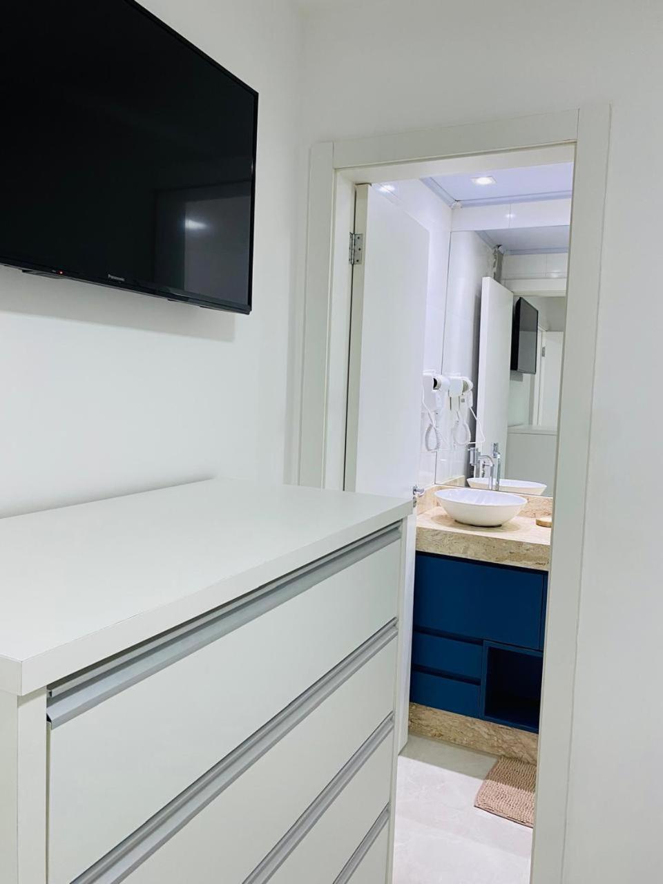 Вилла Residencial Com Piscina Possui Jacuzzi Aquecida Com Hidromassagem Бомбиньяс Экстерьер фото