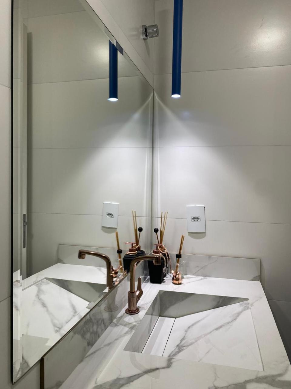 Вилла Residencial Com Piscina Possui Jacuzzi Aquecida Com Hidromassagem Бомбиньяс Экстерьер фото