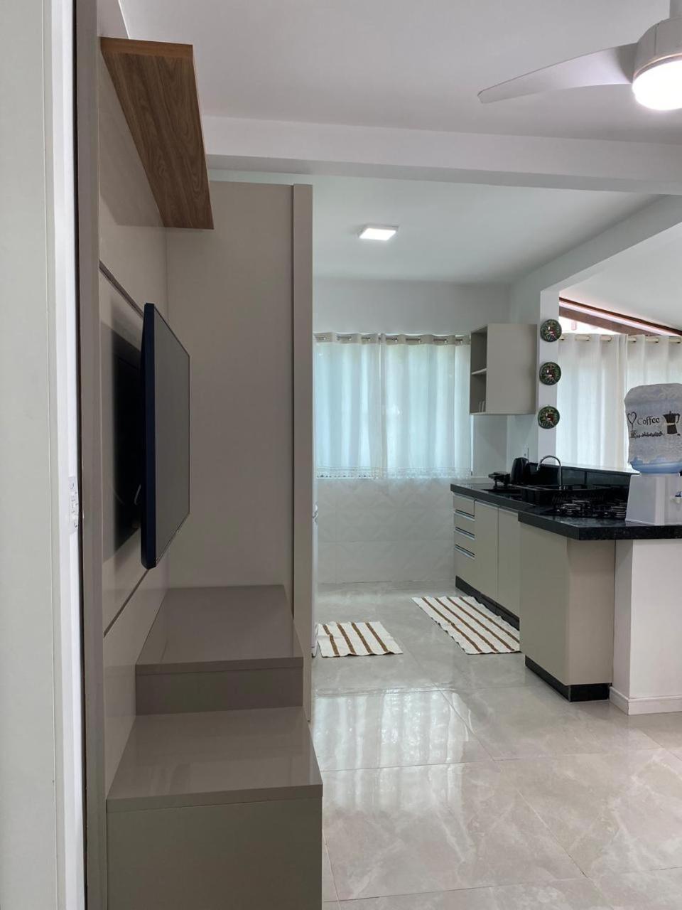 Вилла Residencial Com Piscina Possui Jacuzzi Aquecida Com Hidromassagem Бомбиньяс Экстерьер фото