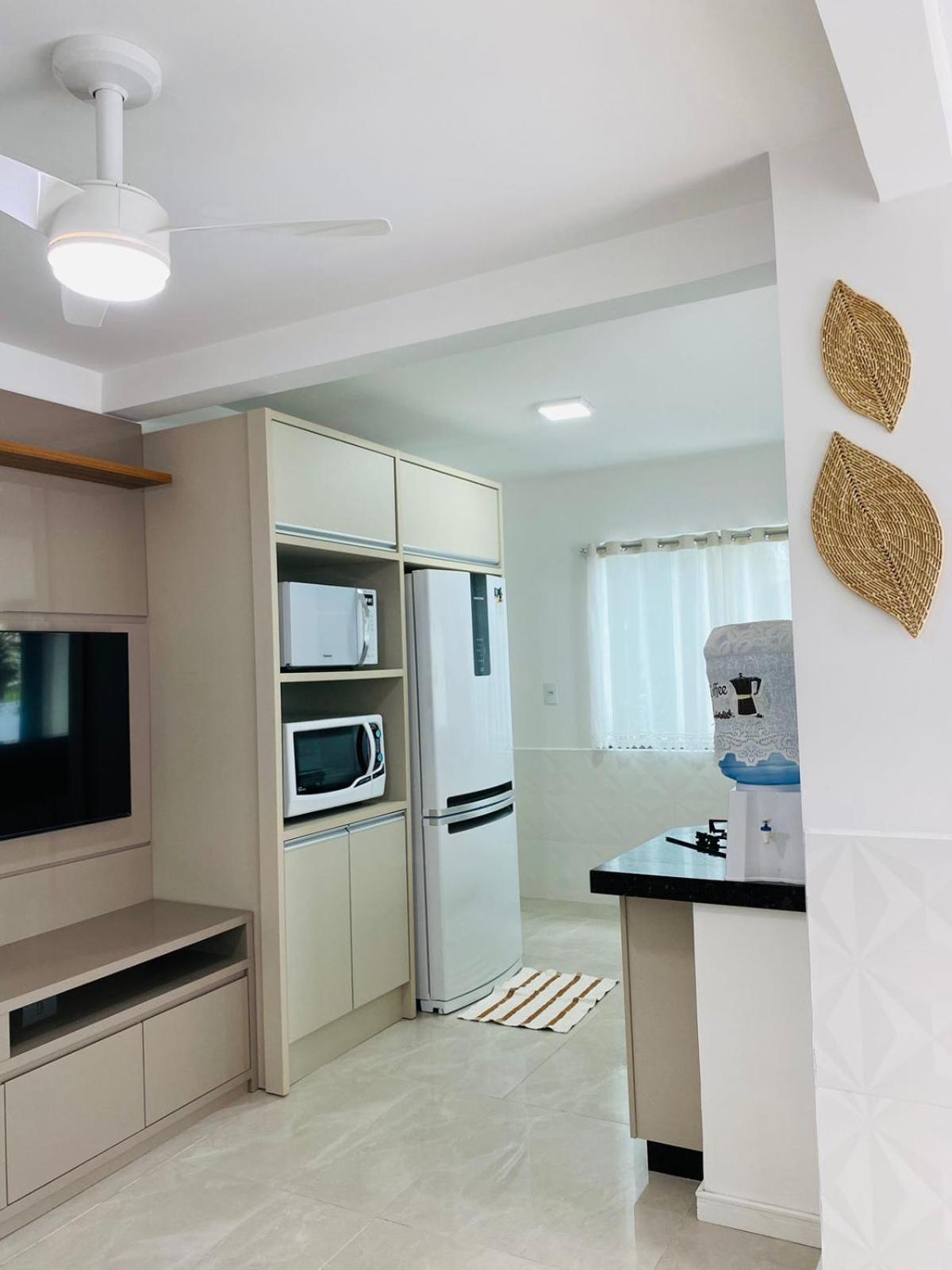 Вилла Residencial Com Piscina Possui Jacuzzi Aquecida Com Hidromassagem Бомбиньяс Экстерьер фото
