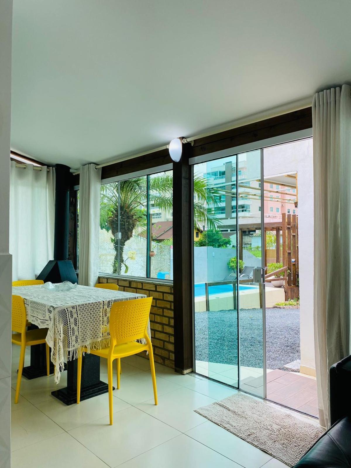 Вилла Residencial Com Piscina Possui Jacuzzi Aquecida Com Hidromassagem Бомбиньяс Экстерьер фото