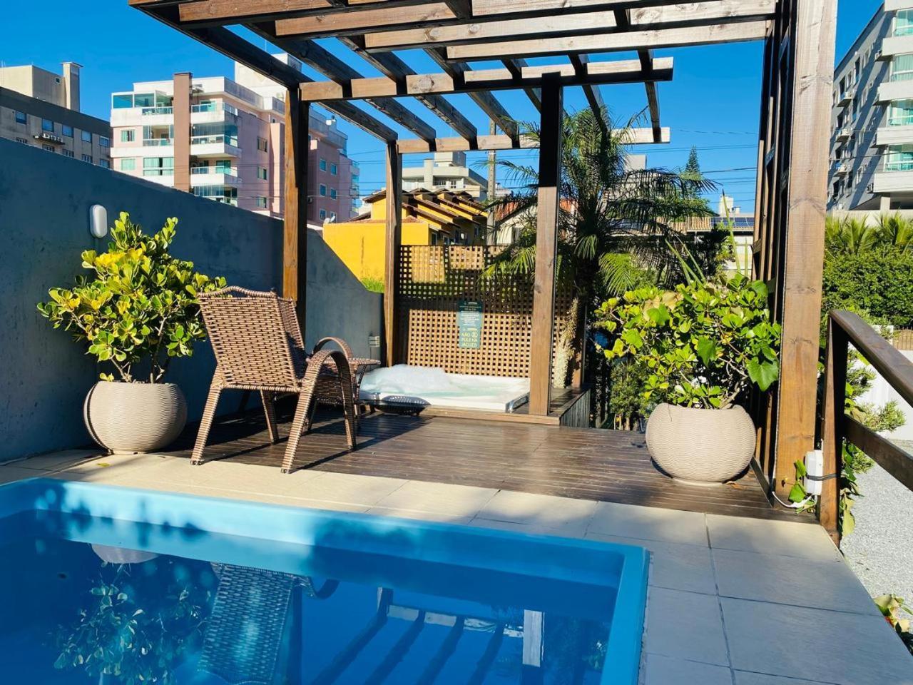 Вилла Residencial Com Piscina Possui Jacuzzi Aquecida Com Hidromassagem Бомбиньяс Экстерьер фото