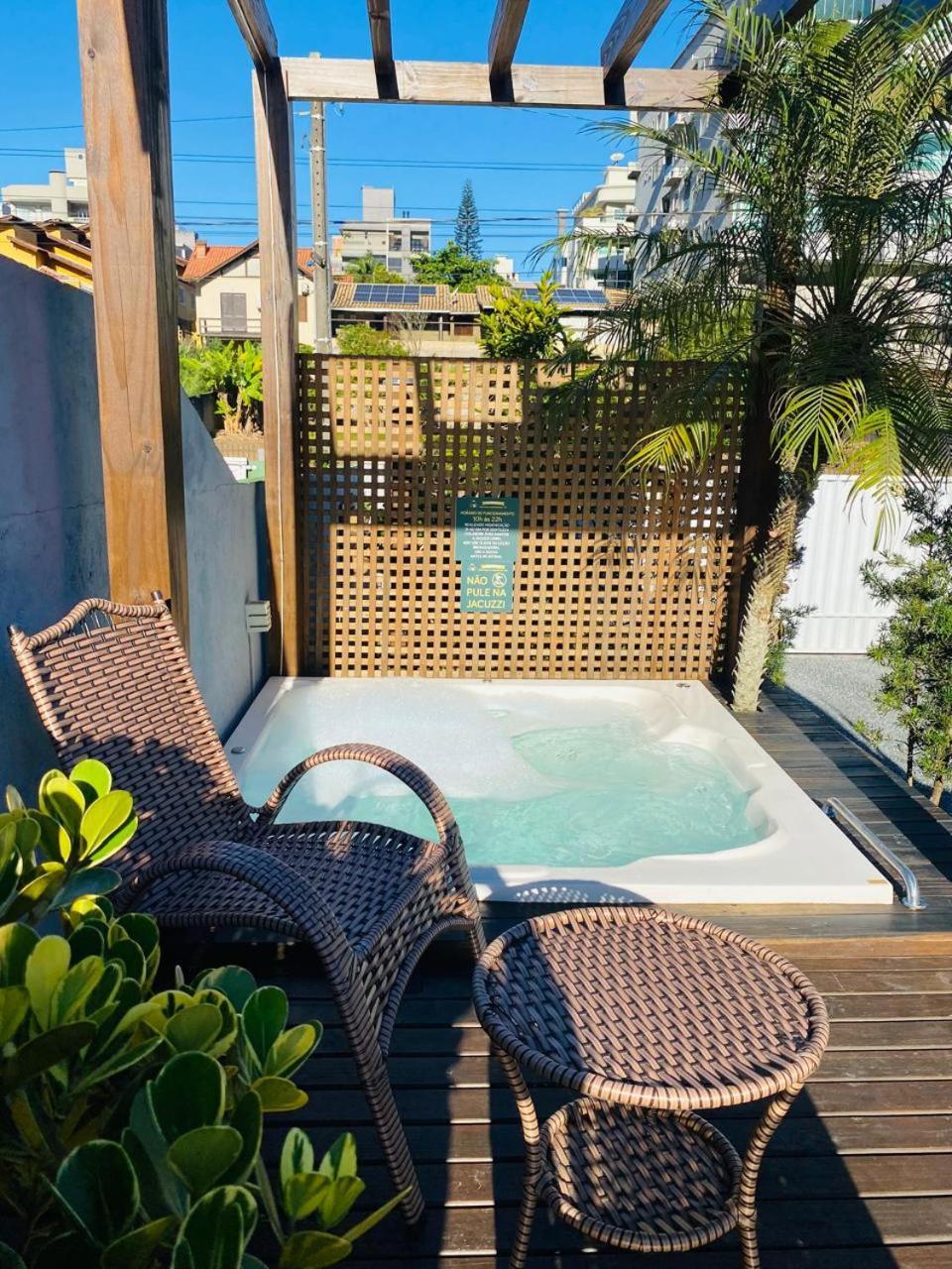 Вилла Residencial Com Piscina Possui Jacuzzi Aquecida Com Hidromassagem Бомбиньяс Экстерьер фото