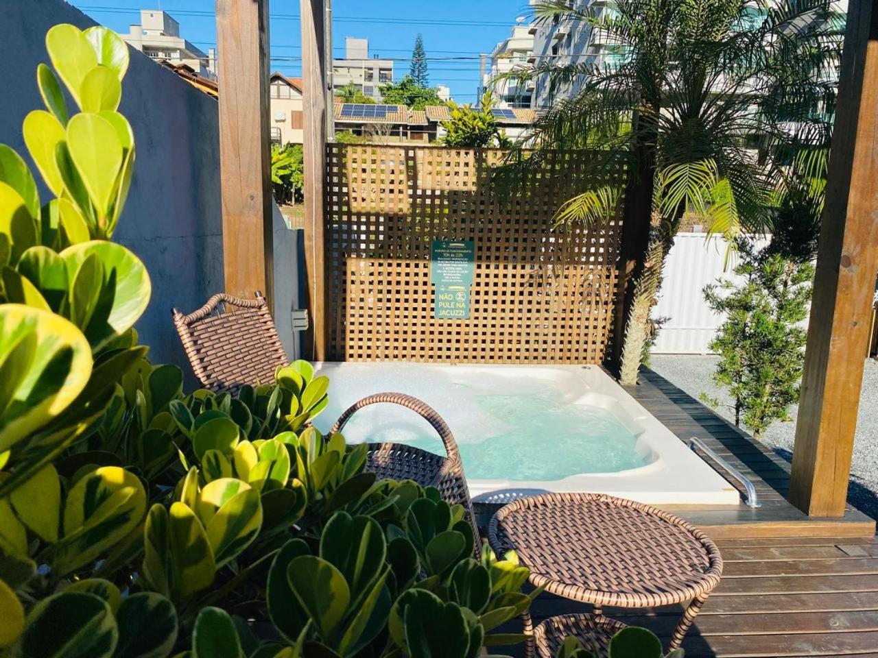 Вилла Residencial Com Piscina Possui Jacuzzi Aquecida Com Hidromassagem Бомбиньяс Экстерьер фото